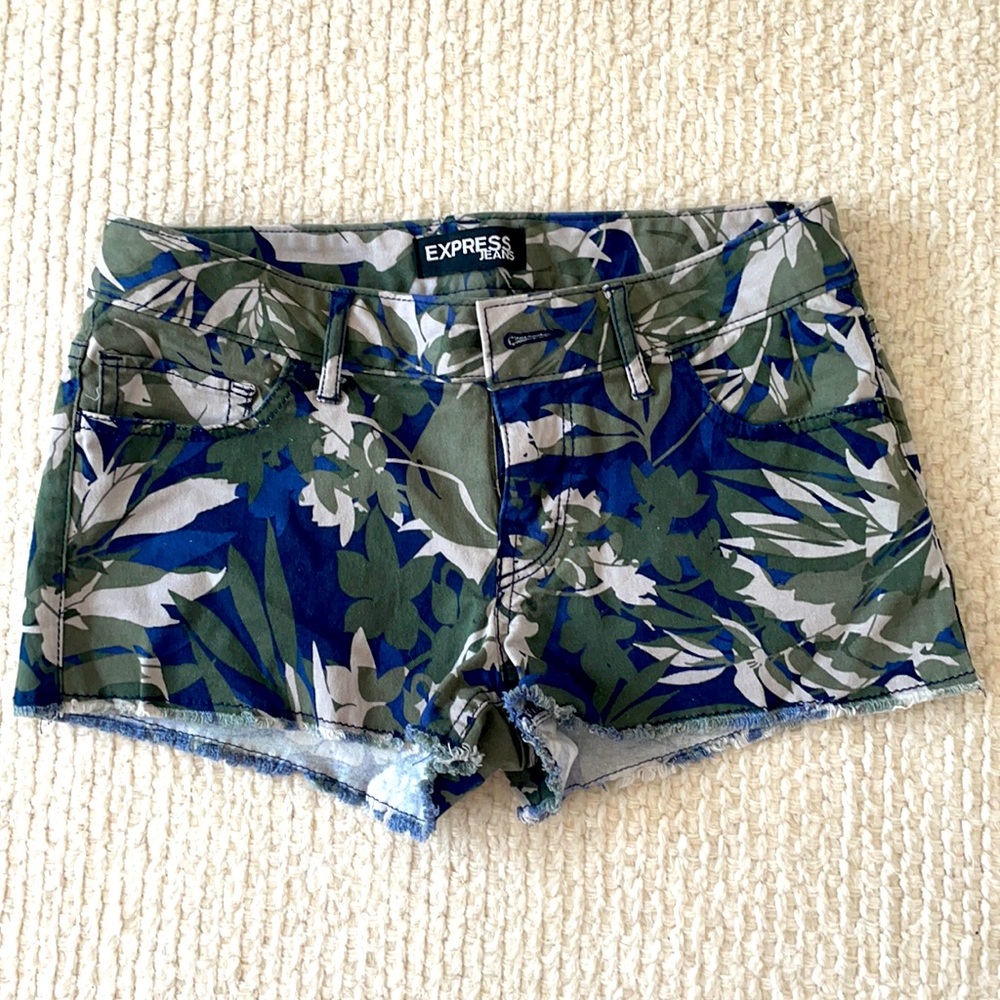 Express leaf print shorts